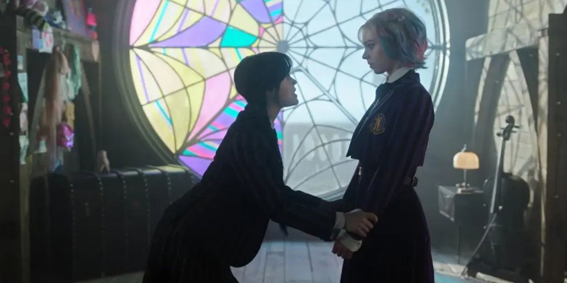 Wednesday e Enid percebem que trocaram de corpo
