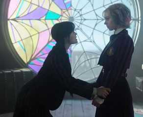 Wednesday e Enid percebem que trocaram de corpo