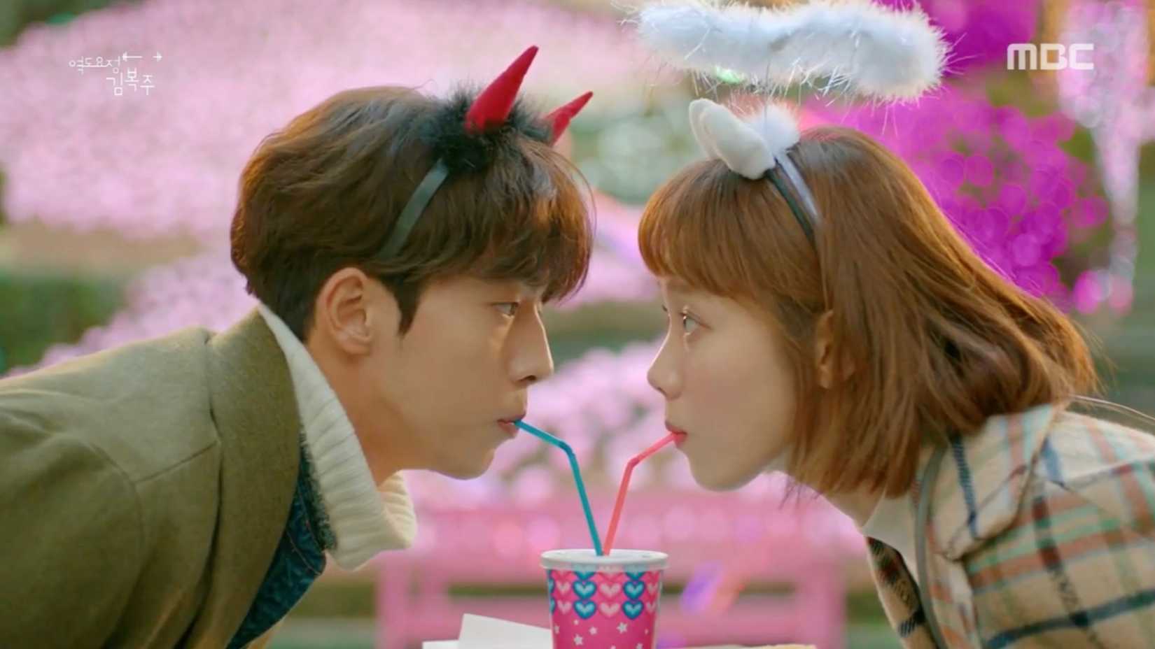 Um jovem e uma jovem bebendo a mesma bebida em Weightlifting Fairy Kim Bok-Joo