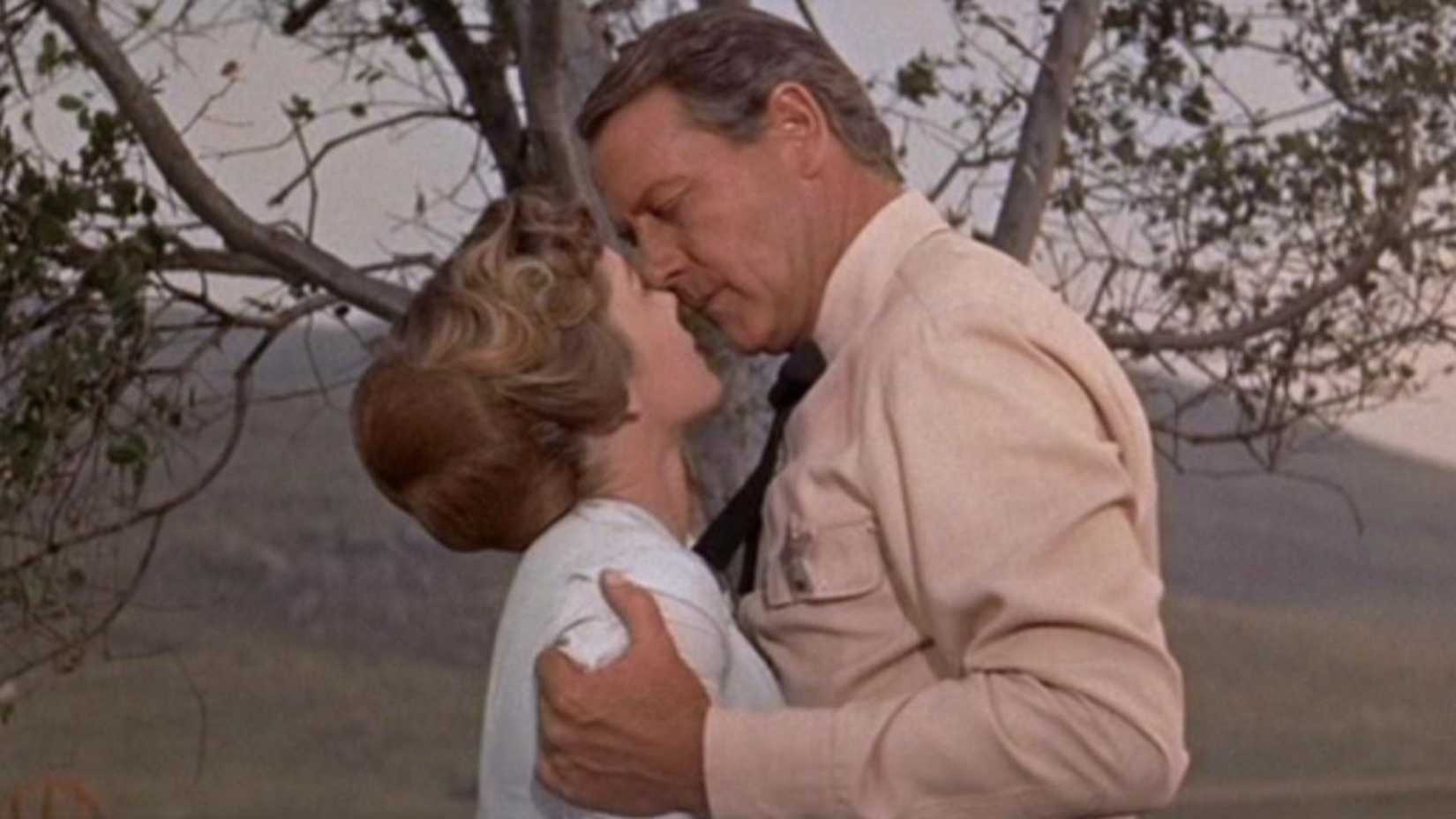 Wyatt Earp beija uma mulher em Wichita