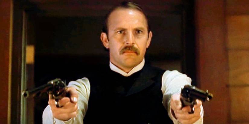 Wyatt Earp (Kevin Costner) points revolvers at the lynch mob in Wyatt Earp