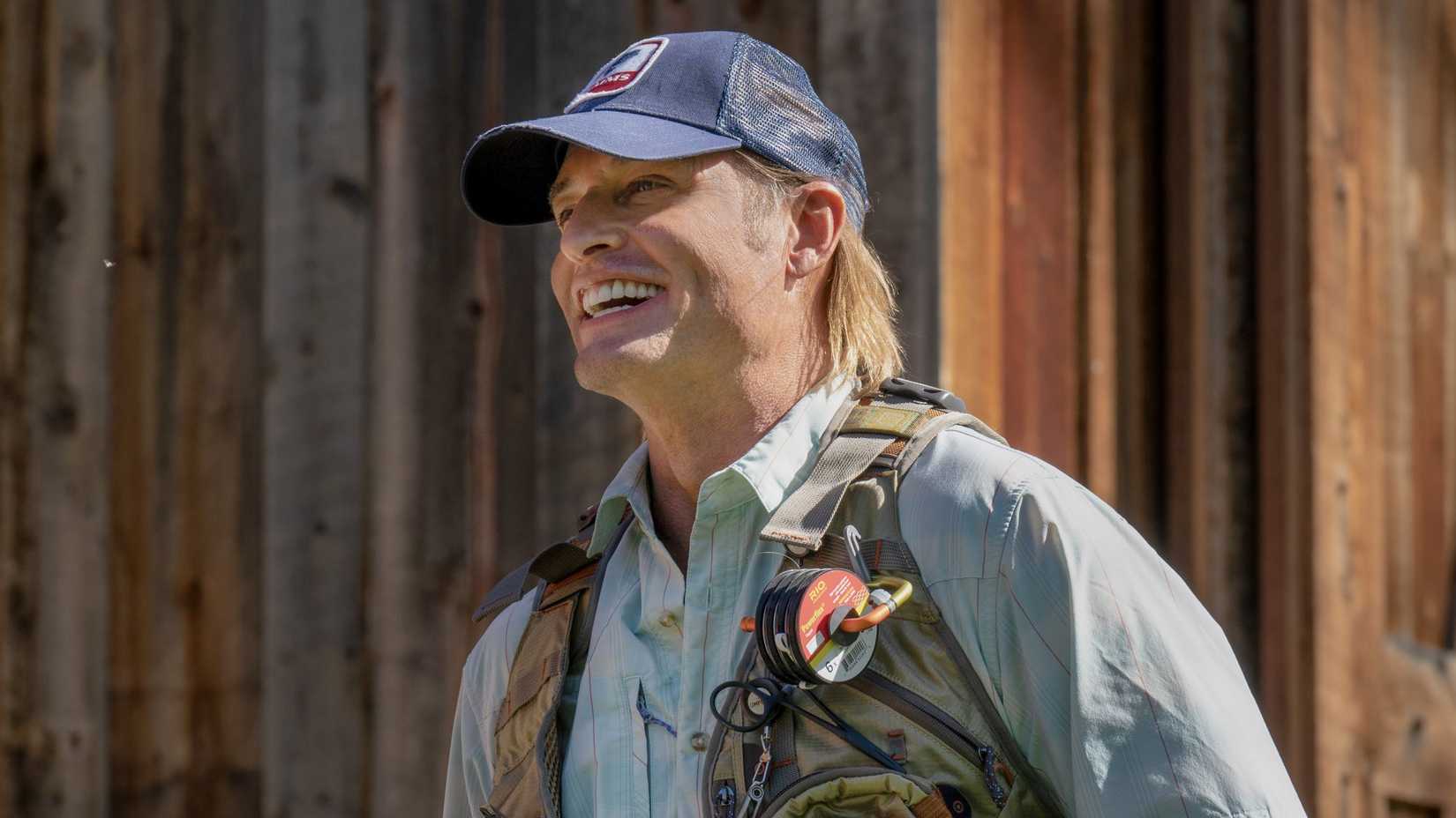 Josh Holloway como Roarke Morris sorrindo em Yellowstone