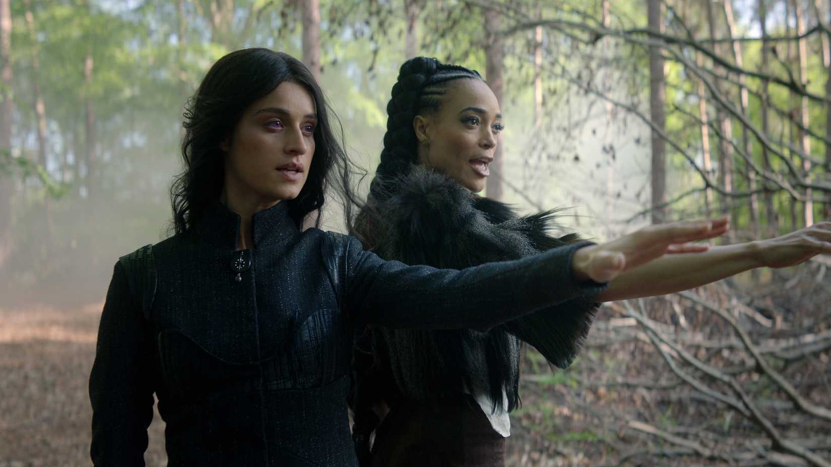 Yennefer e Phillippa conjurando magia na floresta em The Witcher 4