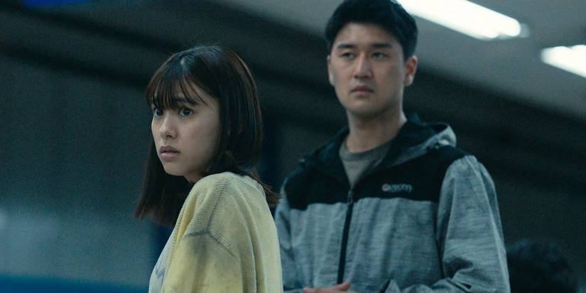 Yuna and her brother waiting to board a train in Alice in Borderland season 3