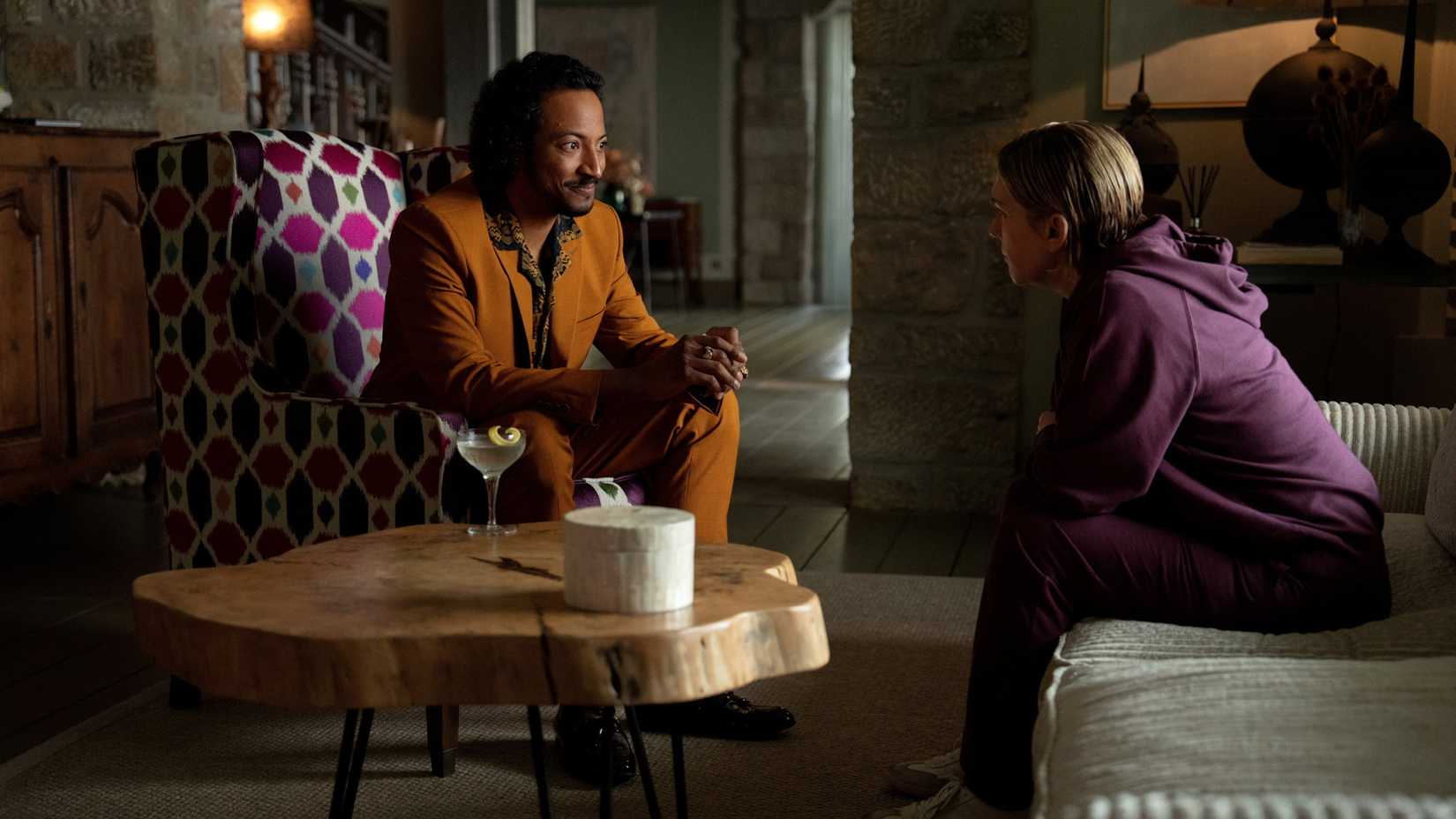 Rhea Seehorn e Samba Schutte em Pluribus.