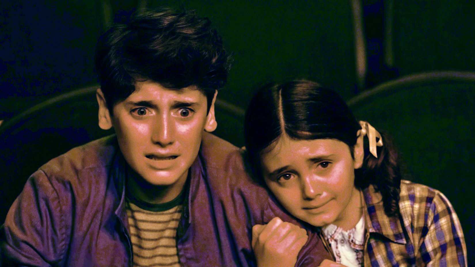 Phil e sua jovem irmã aterrorizados por Pennywise em It: Welcome to Derry