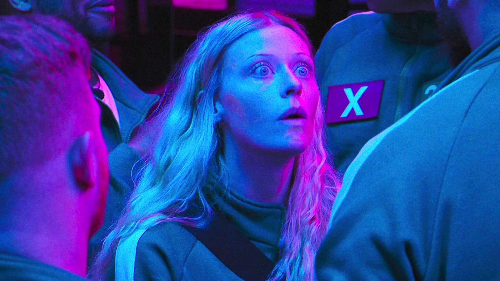 Um competidor parece chocado e desapontado em Squid Game: The Challenge temporada 2.