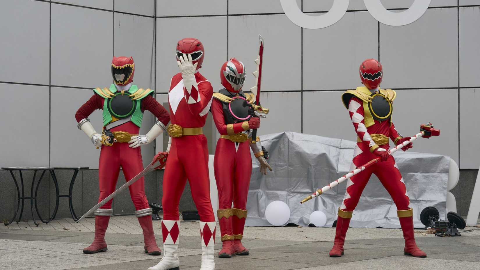 Um grupo de Rangers Vermelhos em No. 1 Sentai Gozyuger