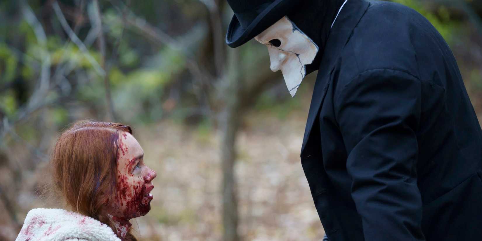 Uma mulher confrontada por um assassino mascarado na série Slasher