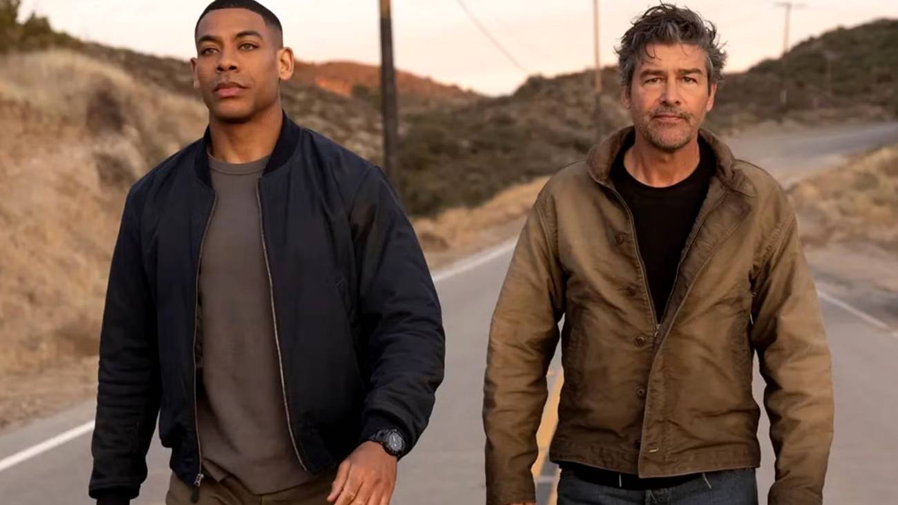 John Stewart von Aaron Pierre und Hal Jordan von Kyle Chandler gehen in der Lanterns-Serie eine Straße entlang