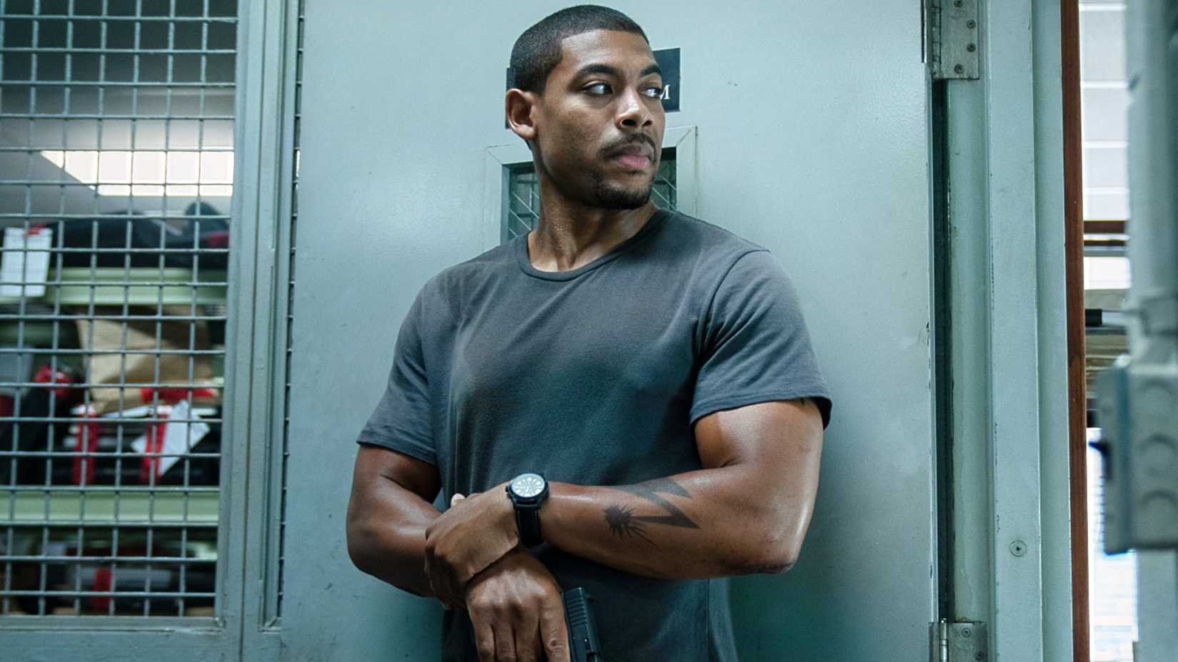 Aaron Pierre como Richmond segurando uma arma em Rebel Ridge