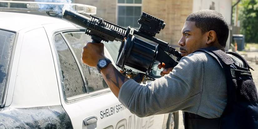 Aaron Pierre dispara um lança-granadas em Rebel Ridge