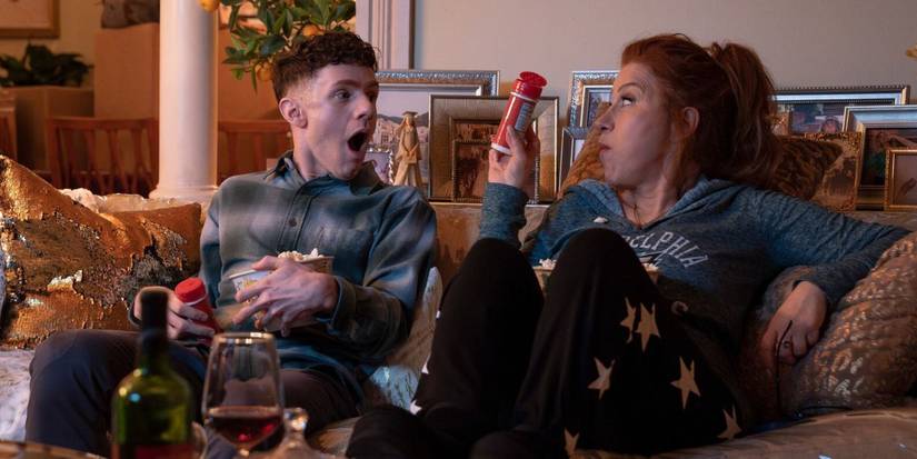 Melissa e Jacob de Abbott Elementary comendo lanches e assistindo a um programa