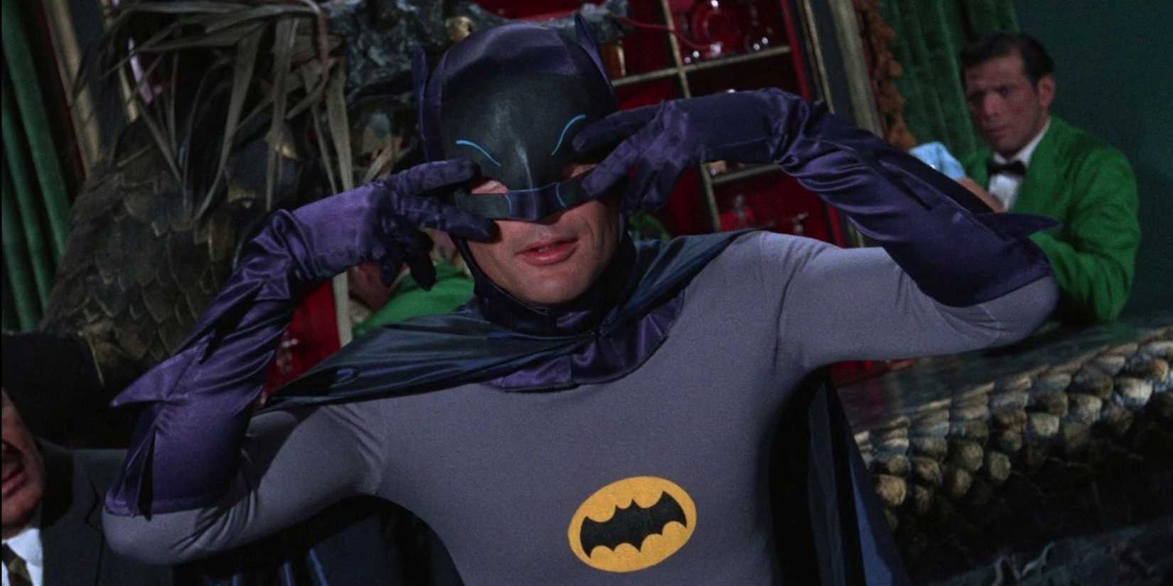 Adam West como Batman dançando