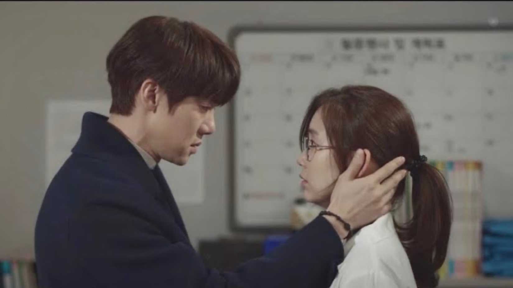 Um homem segura o rosto de uma mulher em Hospital Playlist.