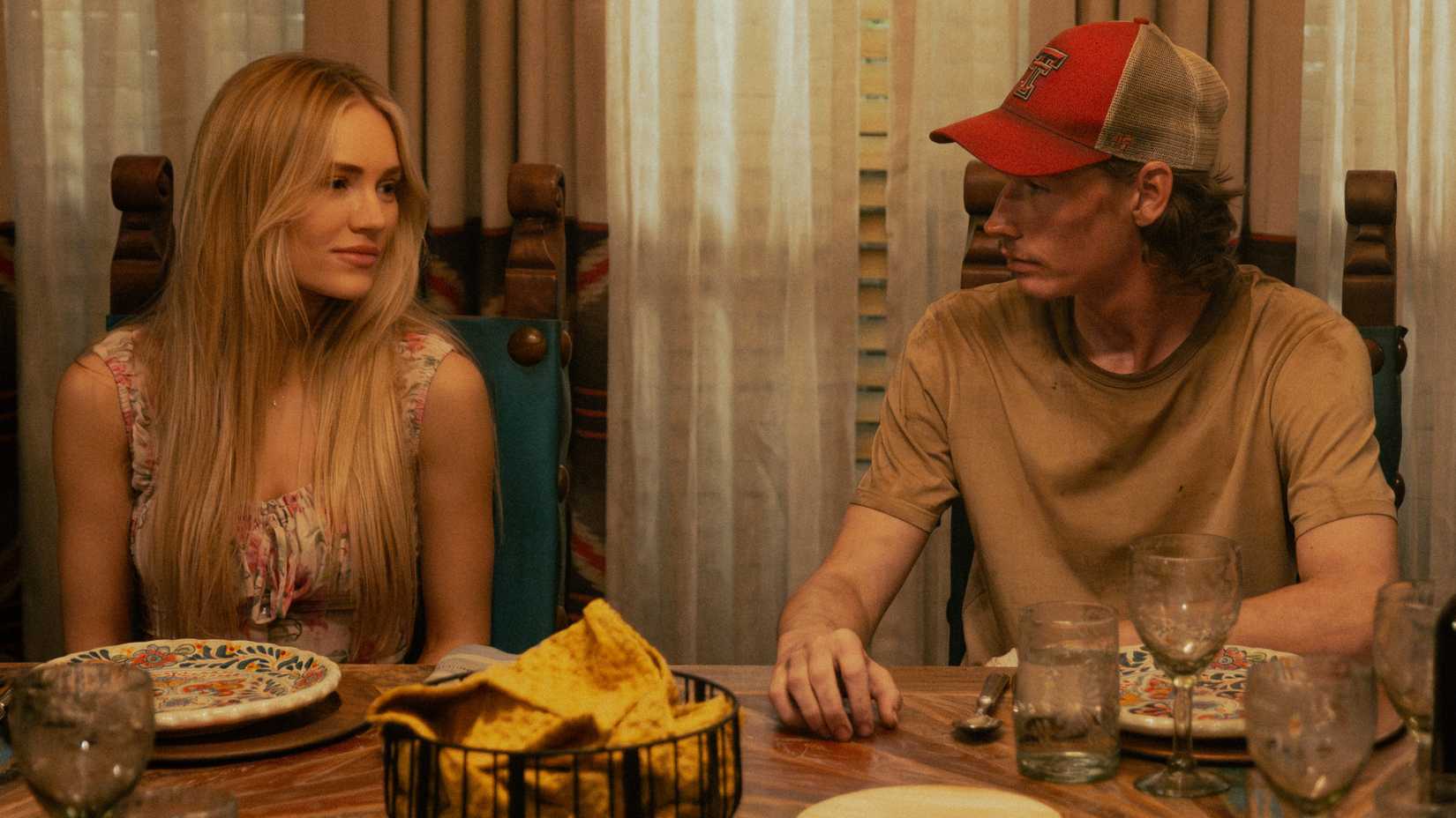 Ainsley e Cooper jantando em Landman