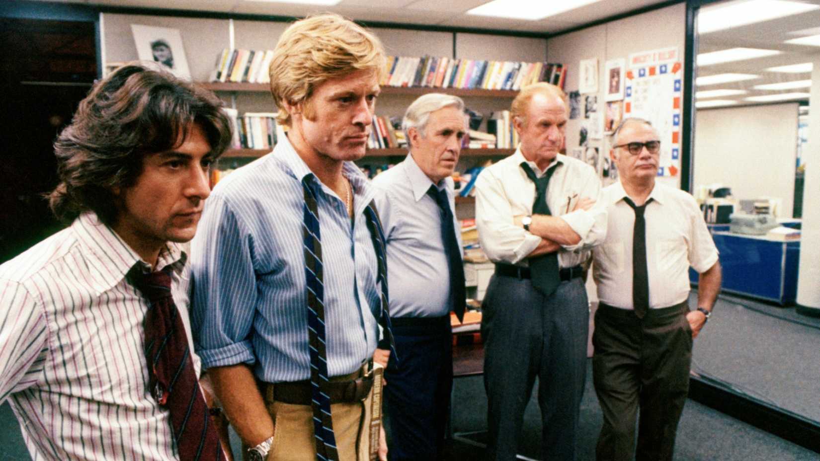 A equipe do jornal fica em fila assistindo TV em All the President's Men