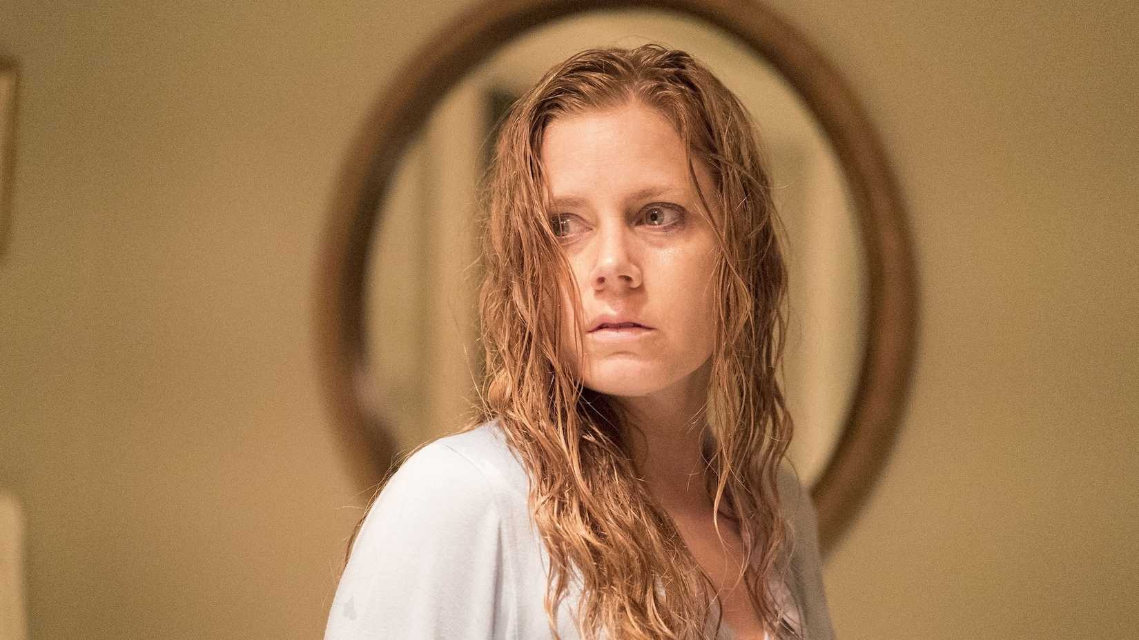 Amy Adams como Camille, parecendo preocupada em Sharp Objects