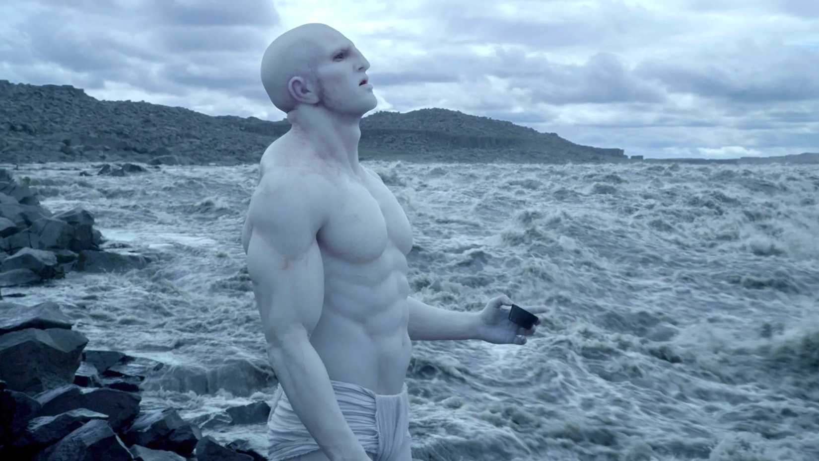 Um engenheiro em pé perto da água em Prometheus