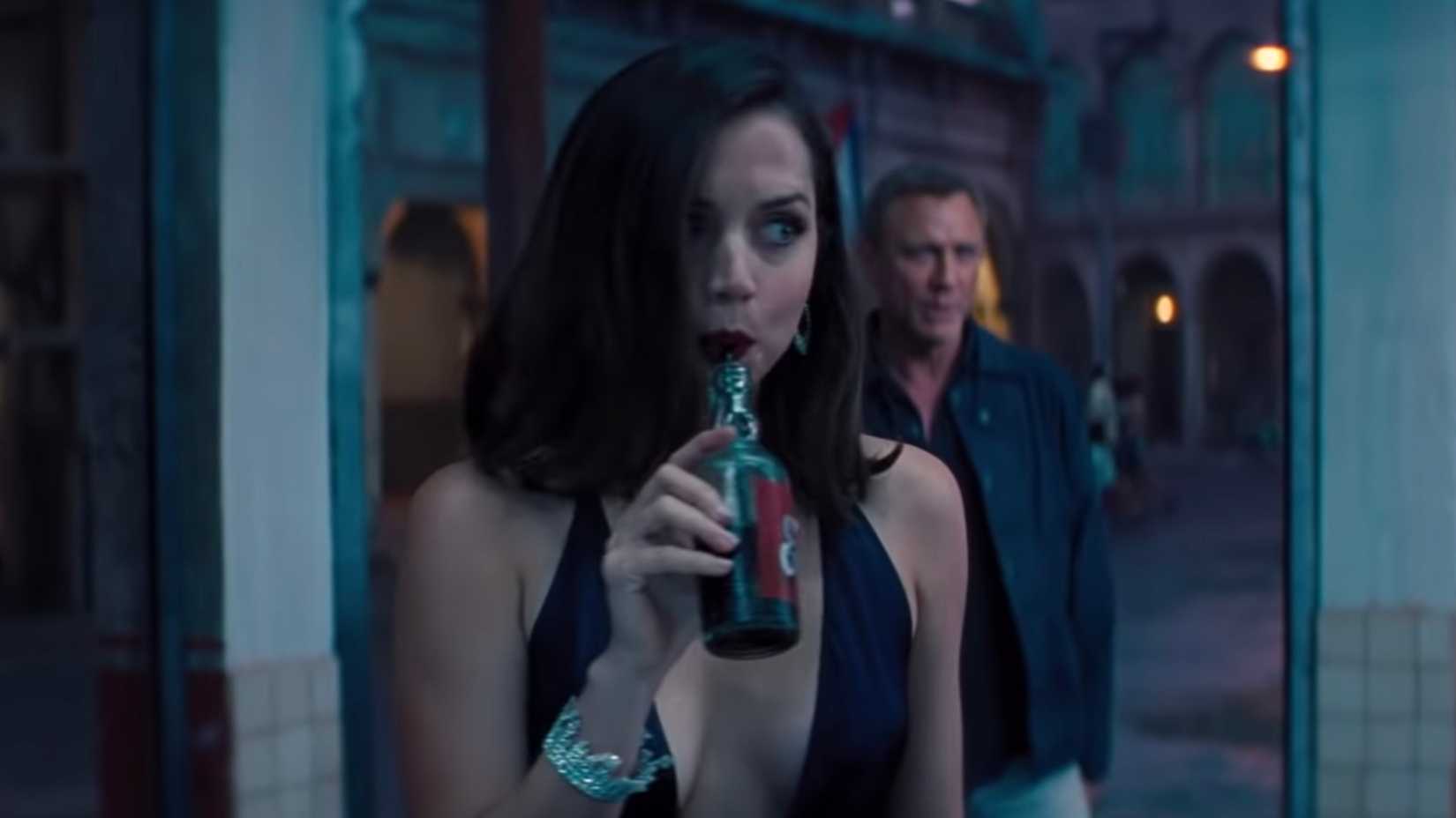 Ana de Armas e Daniel Craig em cena de filme de espionagem.