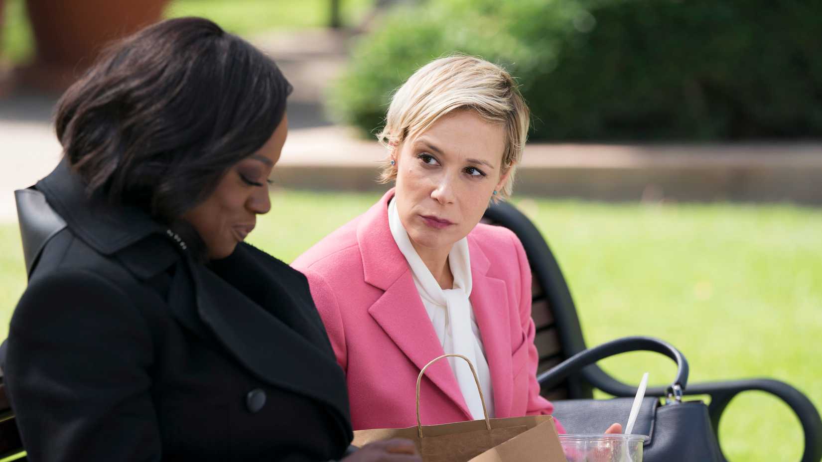 Viola Davis e Liza Weil como Annalise Keating e Bonnie Winterbottom em How to Get Away with Murder.