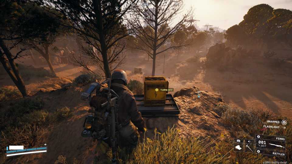 Персонаж из ARC Raiders, стоящий перед желтой электрической коробкой.