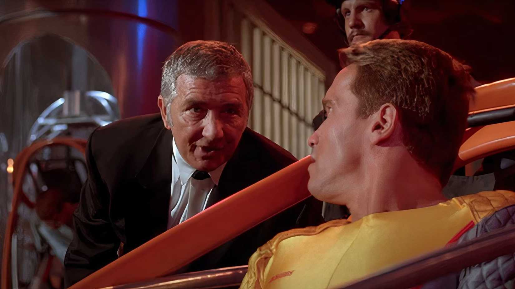 Arnold Schwarzenegger e Richard Dawson em The Running Man