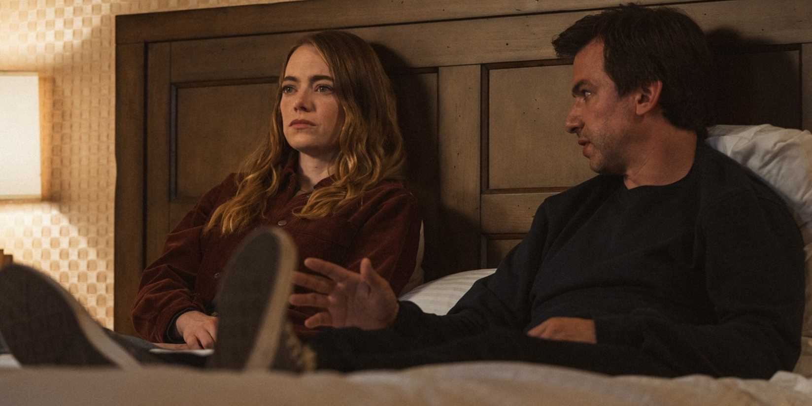 Asher e Whitney em uma cama de hotel em The Curse