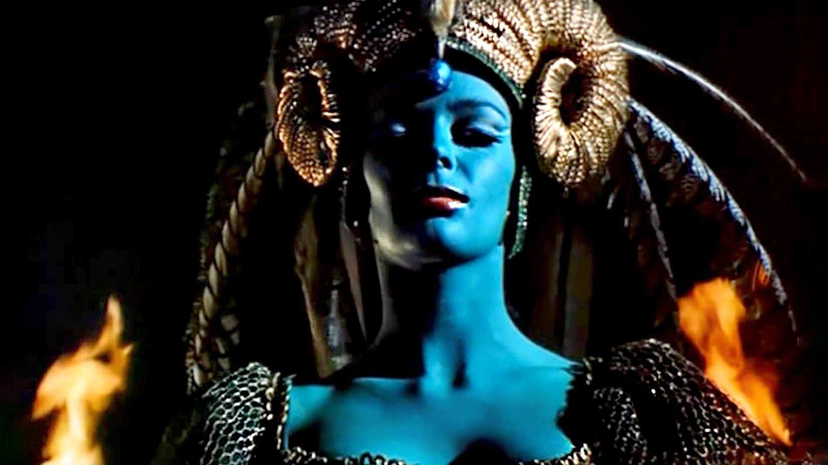 Barbara Steele como uma bruxa em A Maldição do Altar Carmesim