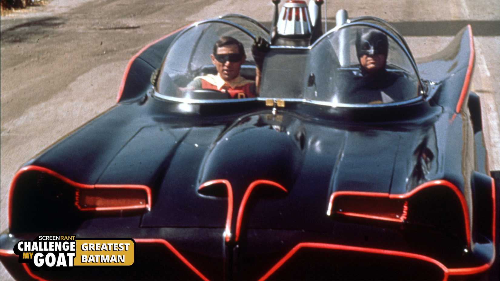 Batman e Robin correm no Batmóvel.