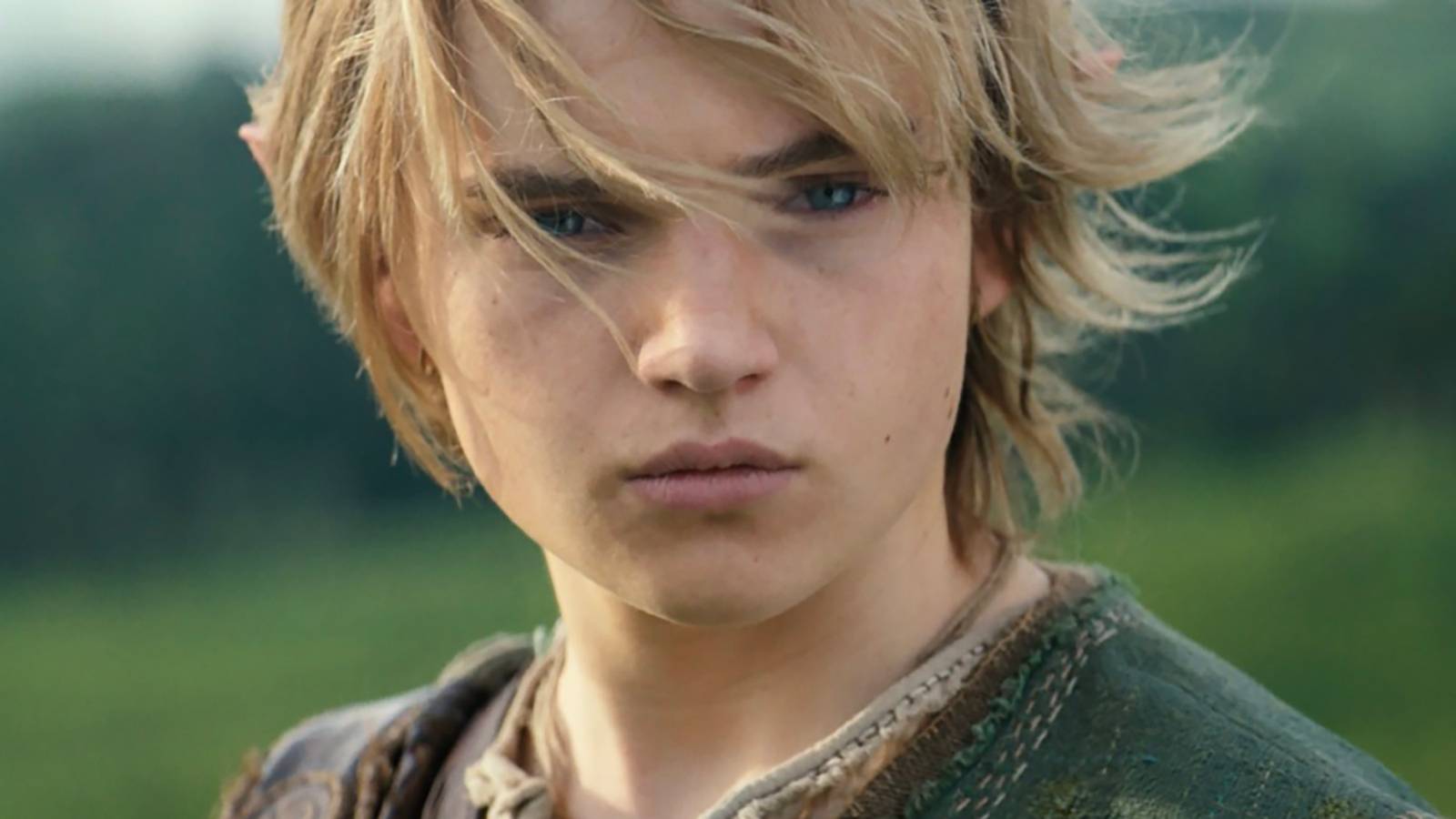 Benjamin Evan Ainsworth como Link luciendo estoico mientras el viento le golpea el pelo en la cara en The Legend of Zelda.