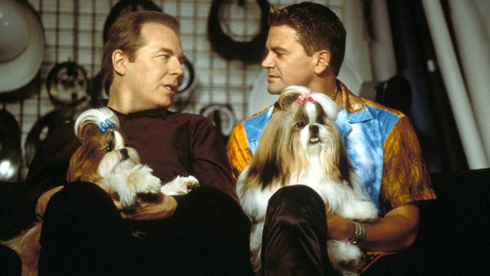 Dois homens segurando cachorros em cena de Best in Show