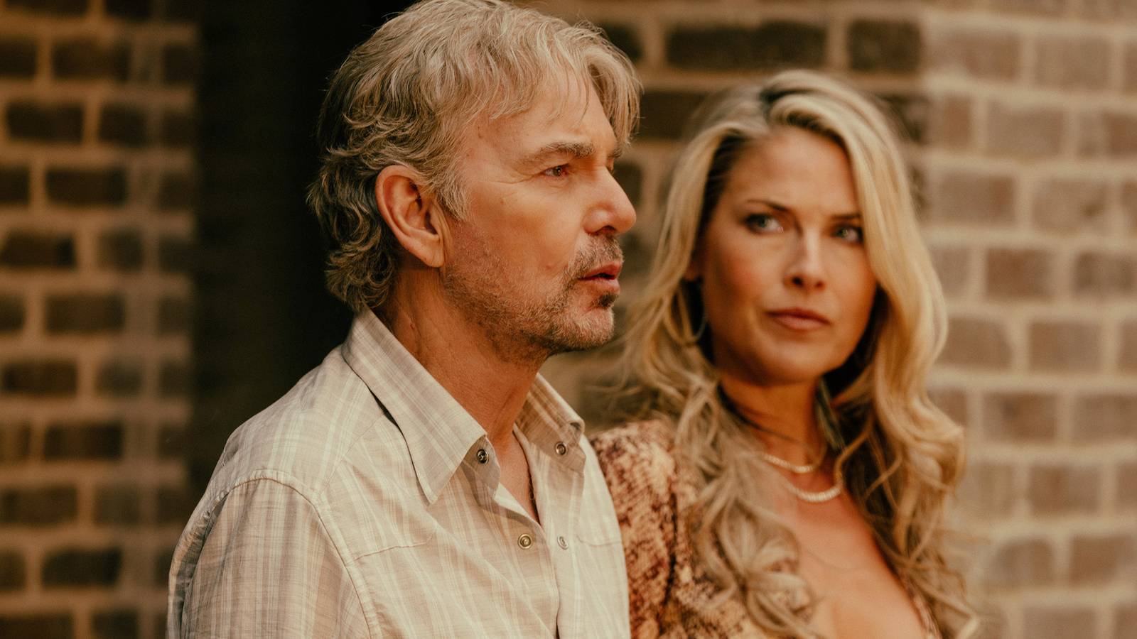 Billy Bob Thornton e Ali Larter em Landman