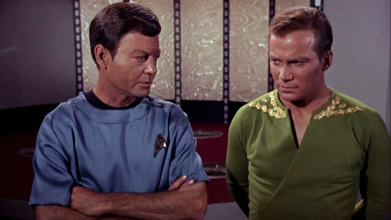 Dr. McCoy e Capitão Kirk em Star Trek
