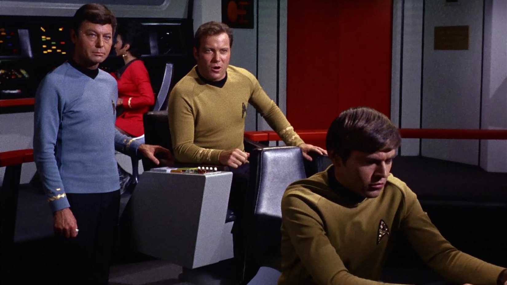 Dr. McCoy, Kirk e Chekov na ponte de comando