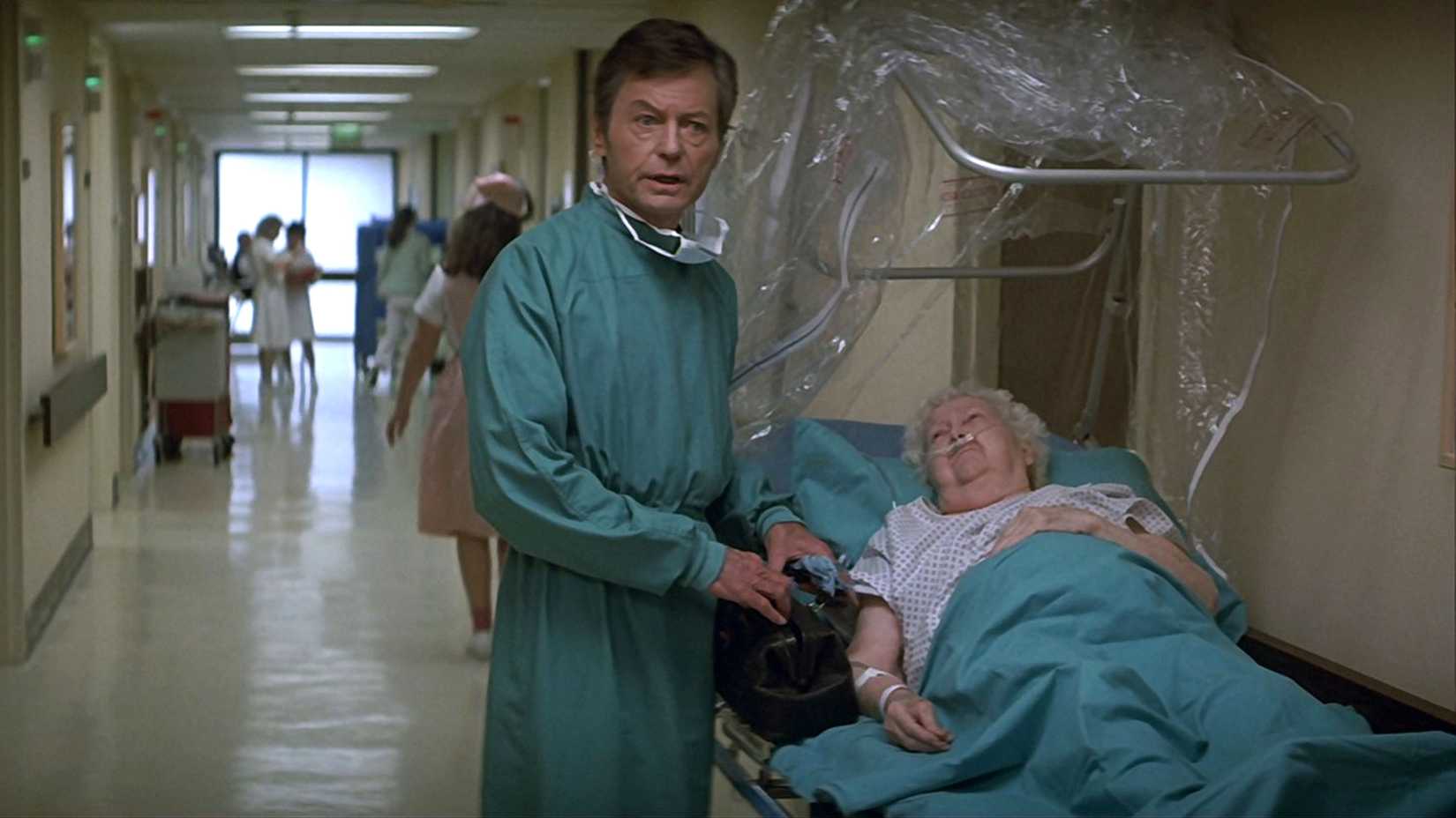 Dr. McCoy com uma senhora doente em Star Trek IV