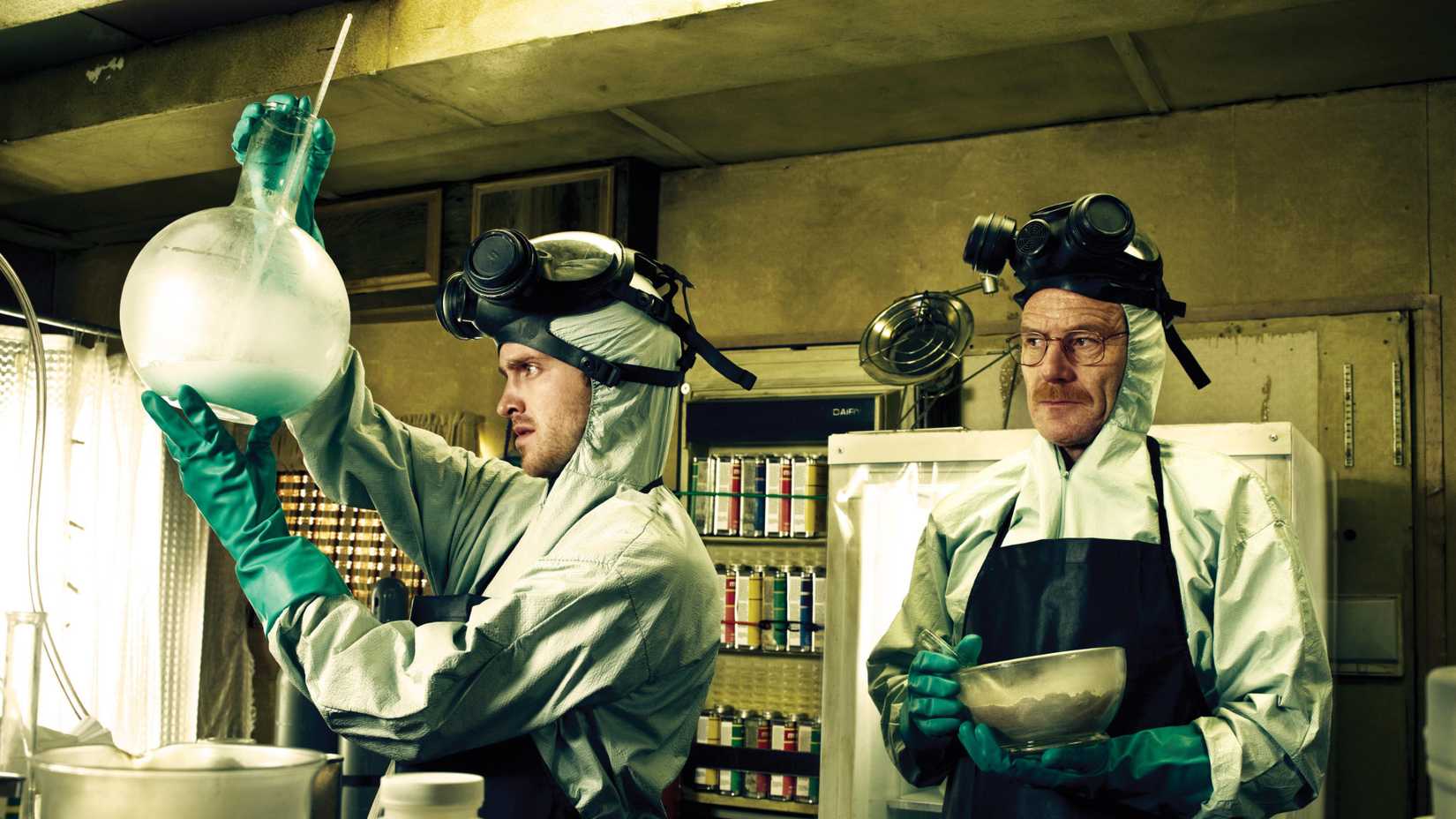 Walter White e Jesse Pinkman de Breaking Bad em seus jalecos de laboratório.