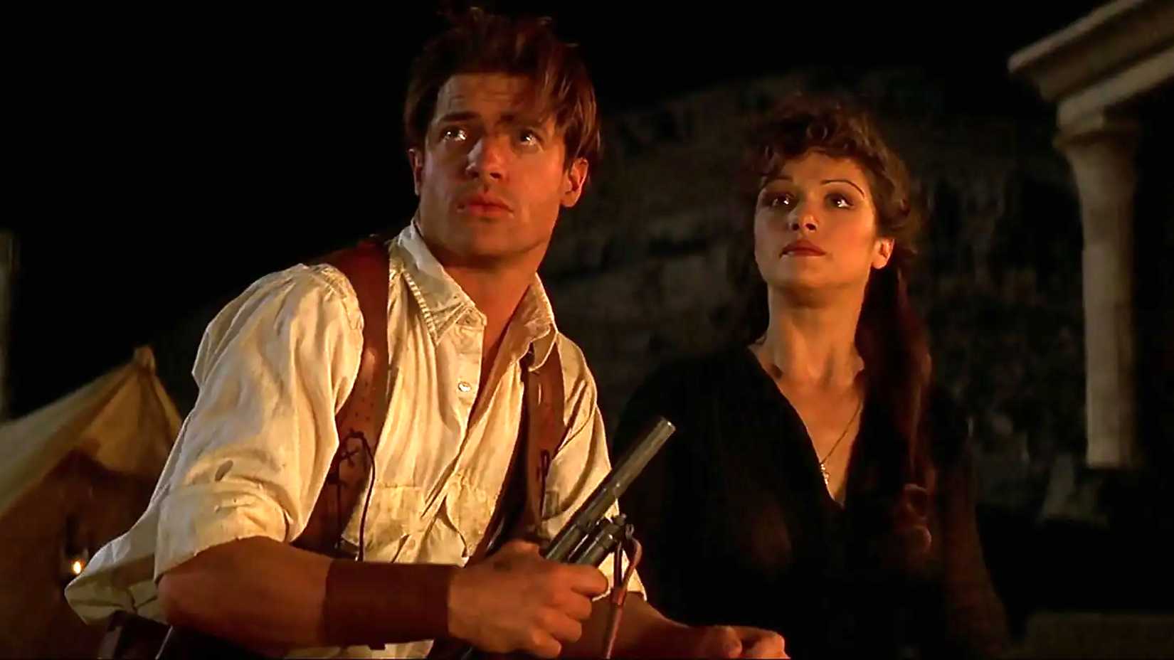 Brendan Fraser como Rick e Rachel Weisz como Evie em A Múmia