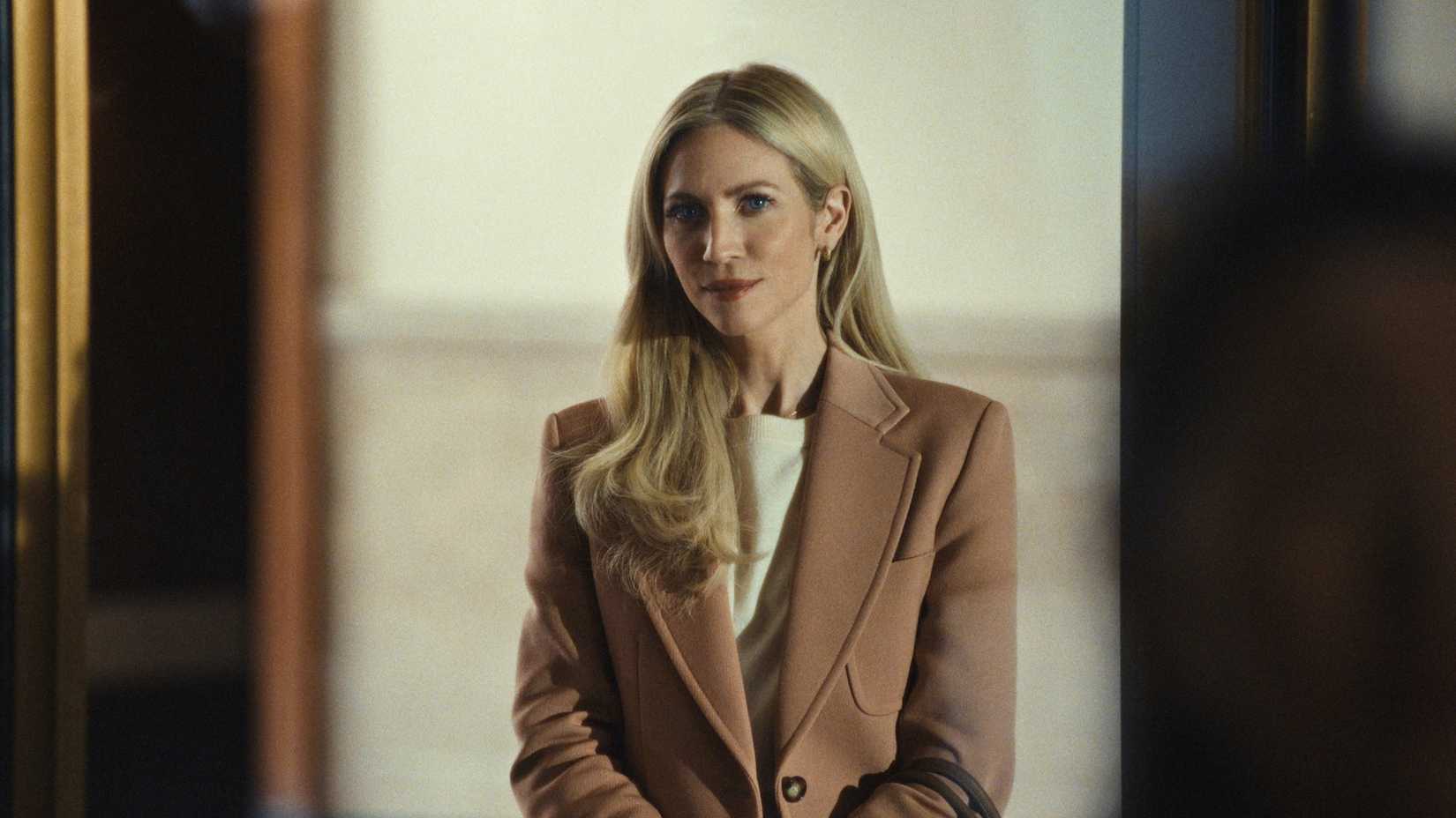 Brittany Snow como Nina em The Beast In Me sorri.