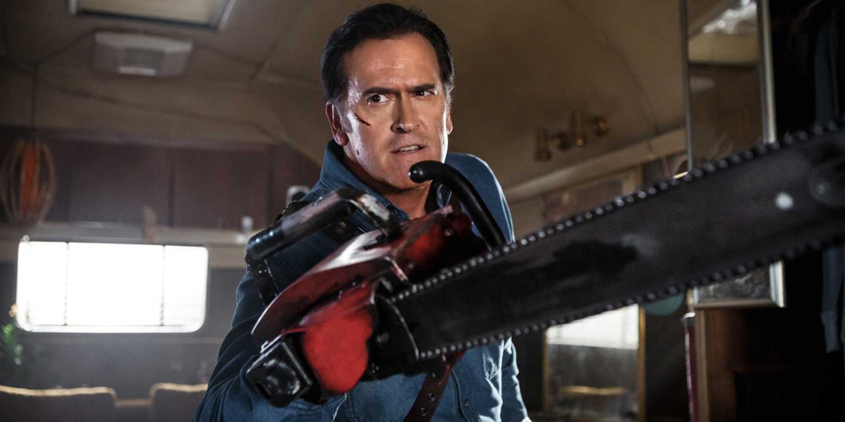 Bruce Campbell com uma mão de motosserra em Ash vs Evil Dead