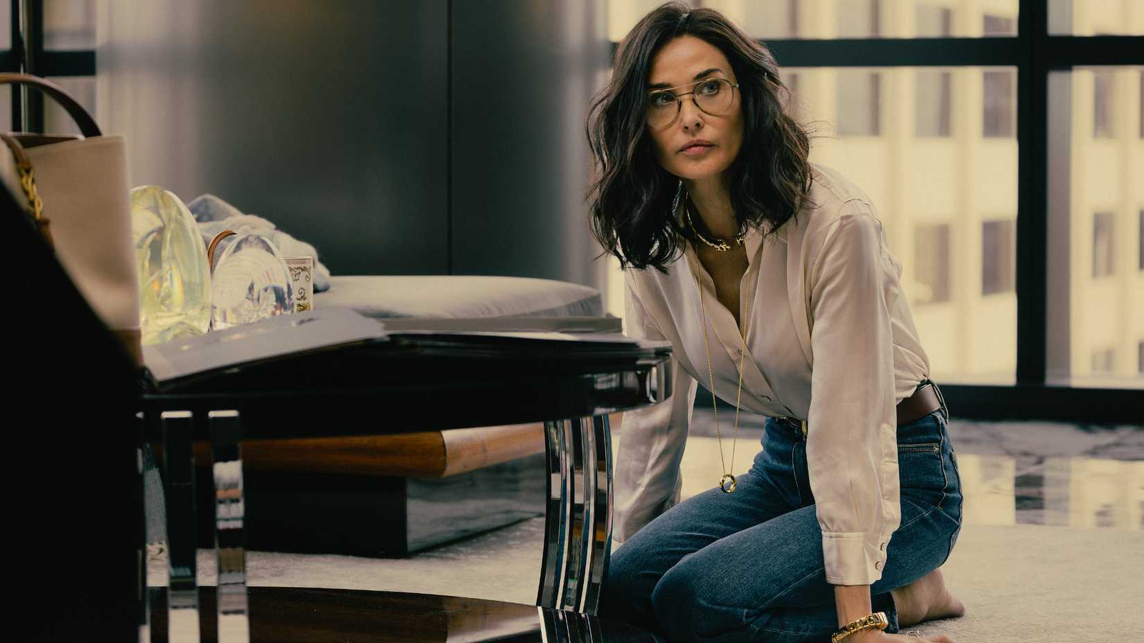 Cami Miller investiga os arquivos de Monty em Landman.