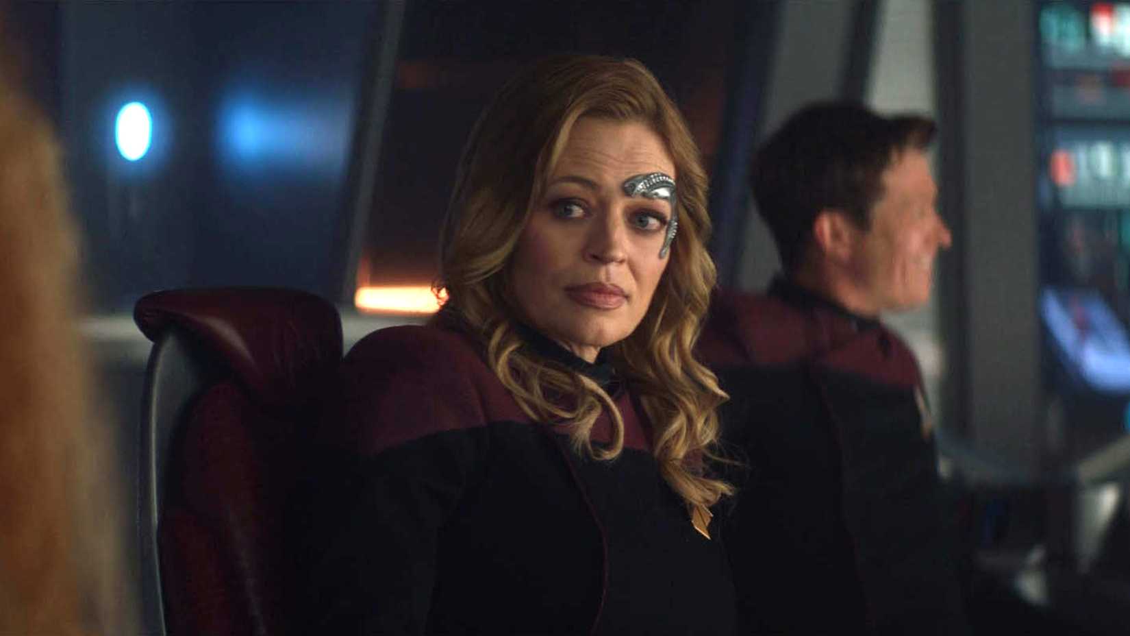 Capitã Seven olhando para Raffi