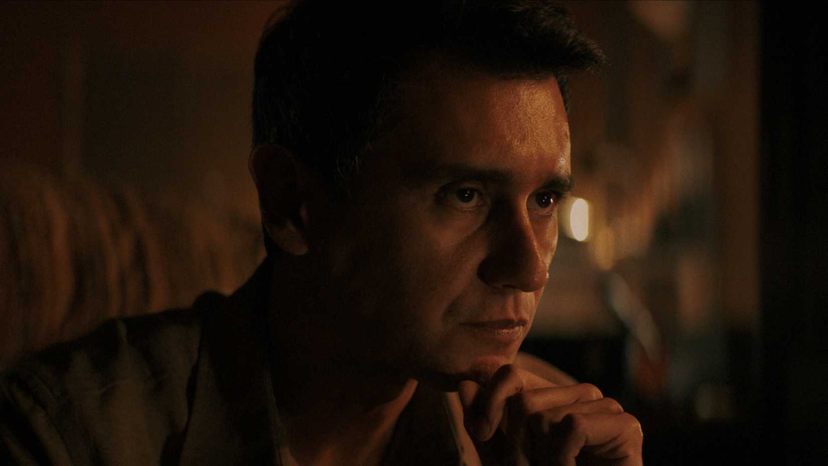 Карлос Мануэль Весга в роли Манусоса в Pluribus