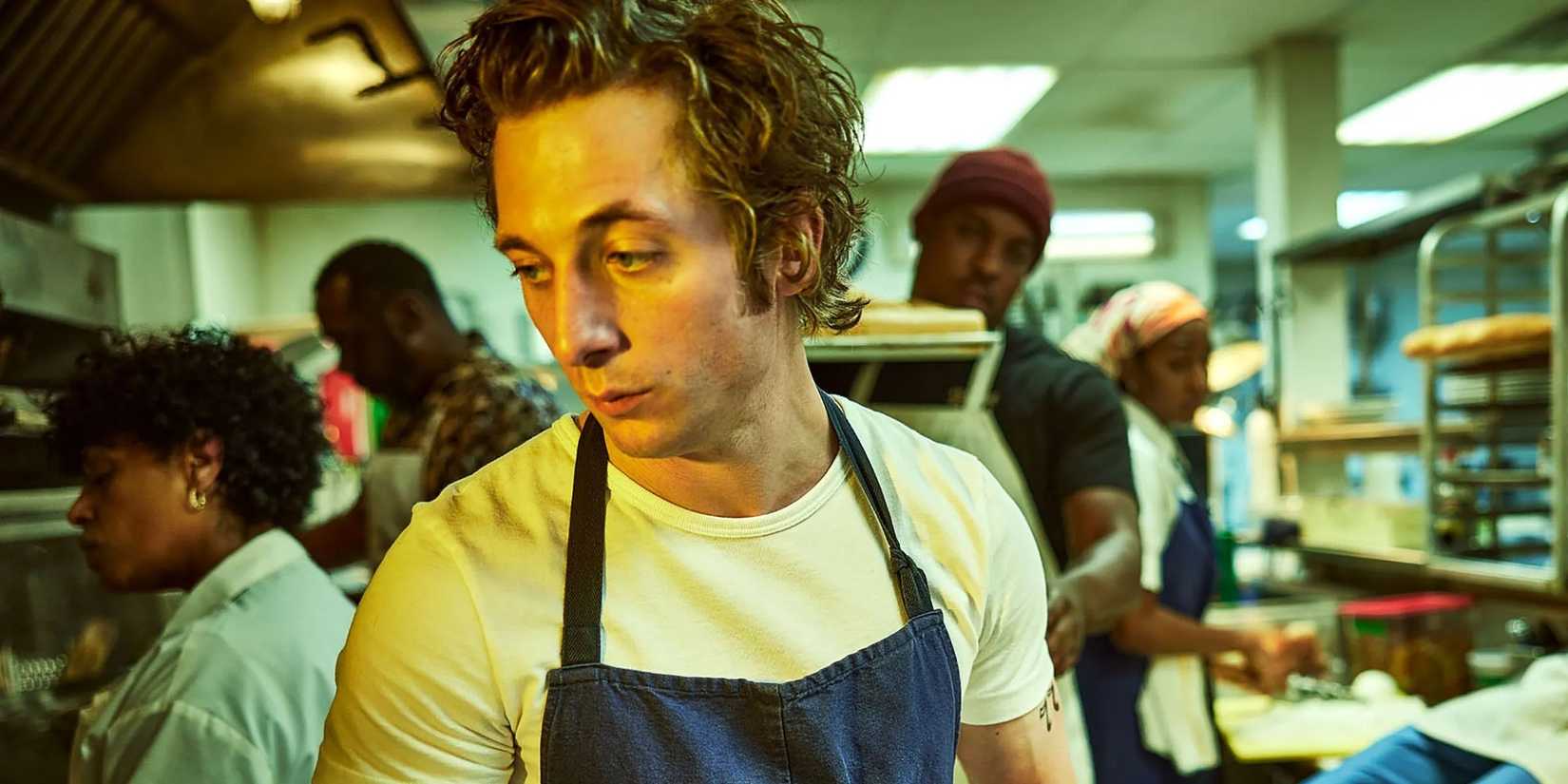 Carmy em uma cozinha em The Bear.