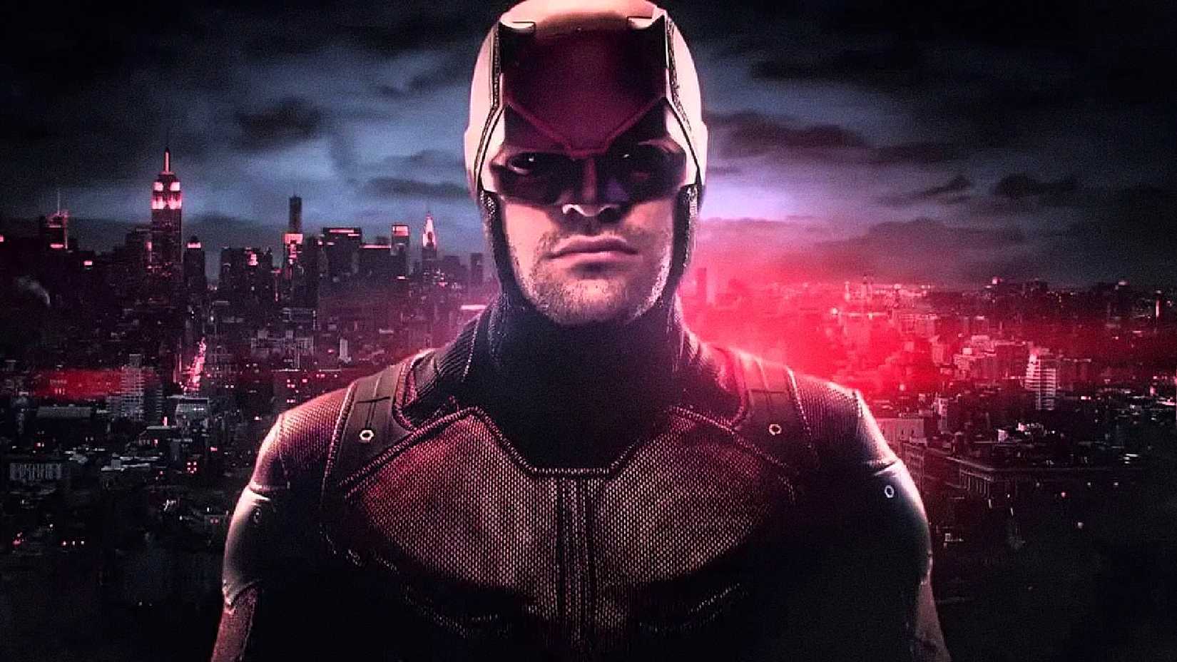 Matt Murdock de Charlie Cox veste seu traje da Netflix em frente ao Hell's Kitchen de Nova York em um pôster de Daredevil