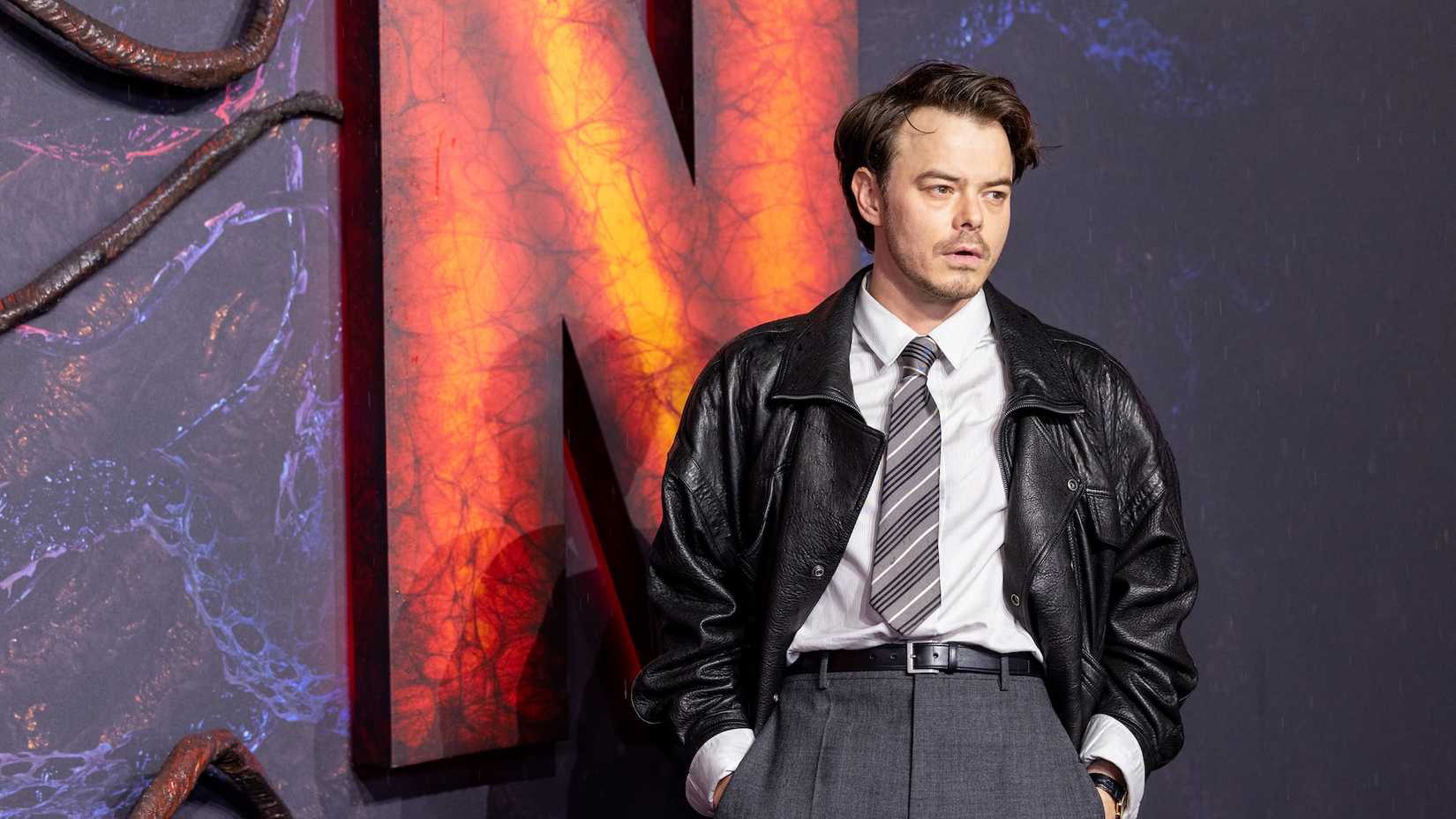 Charlie Heaton na estreia da 5ª temporada de Stranger Things