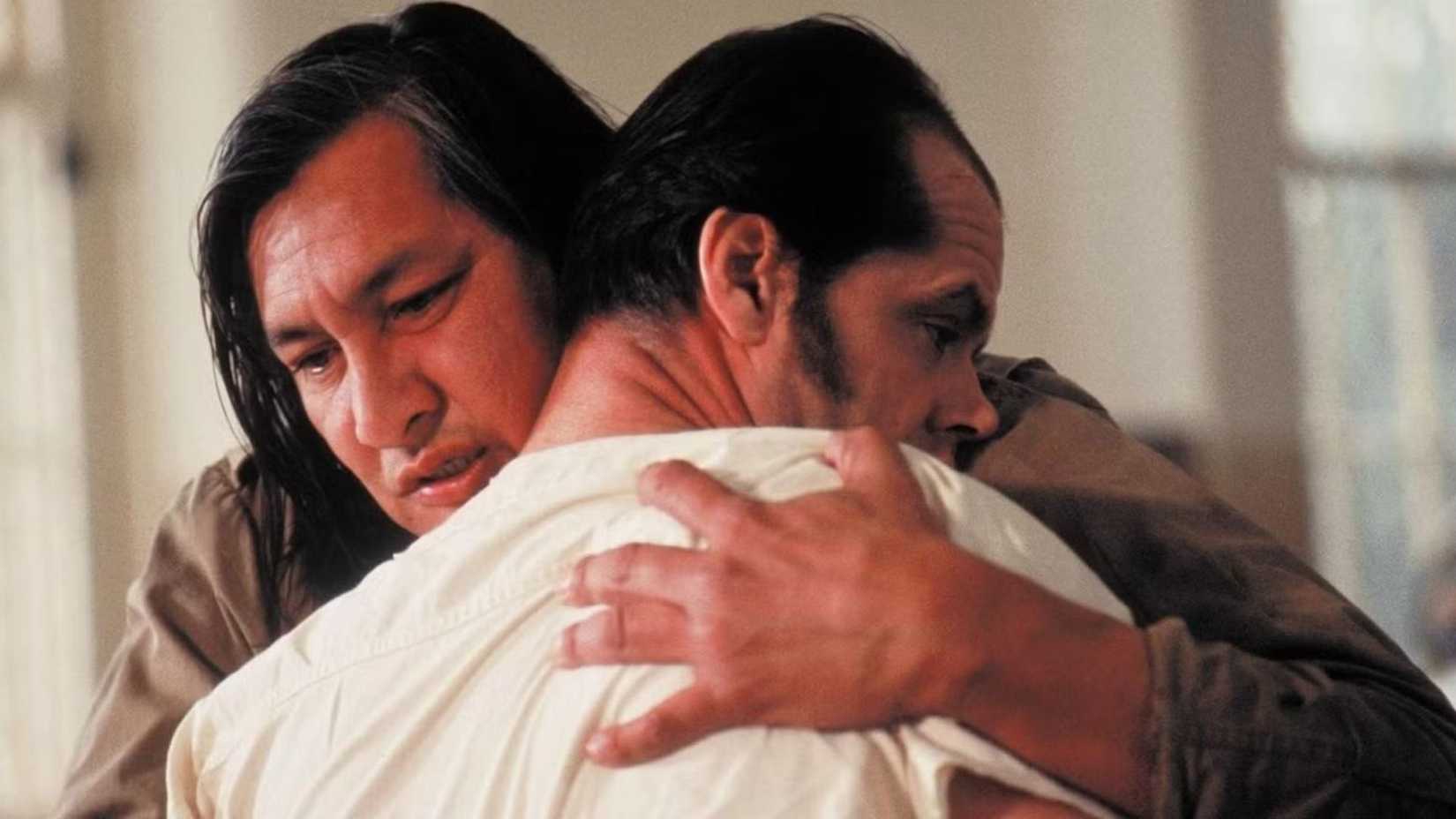 Chefe abraça McMurphy em Um Estranho no Ninho