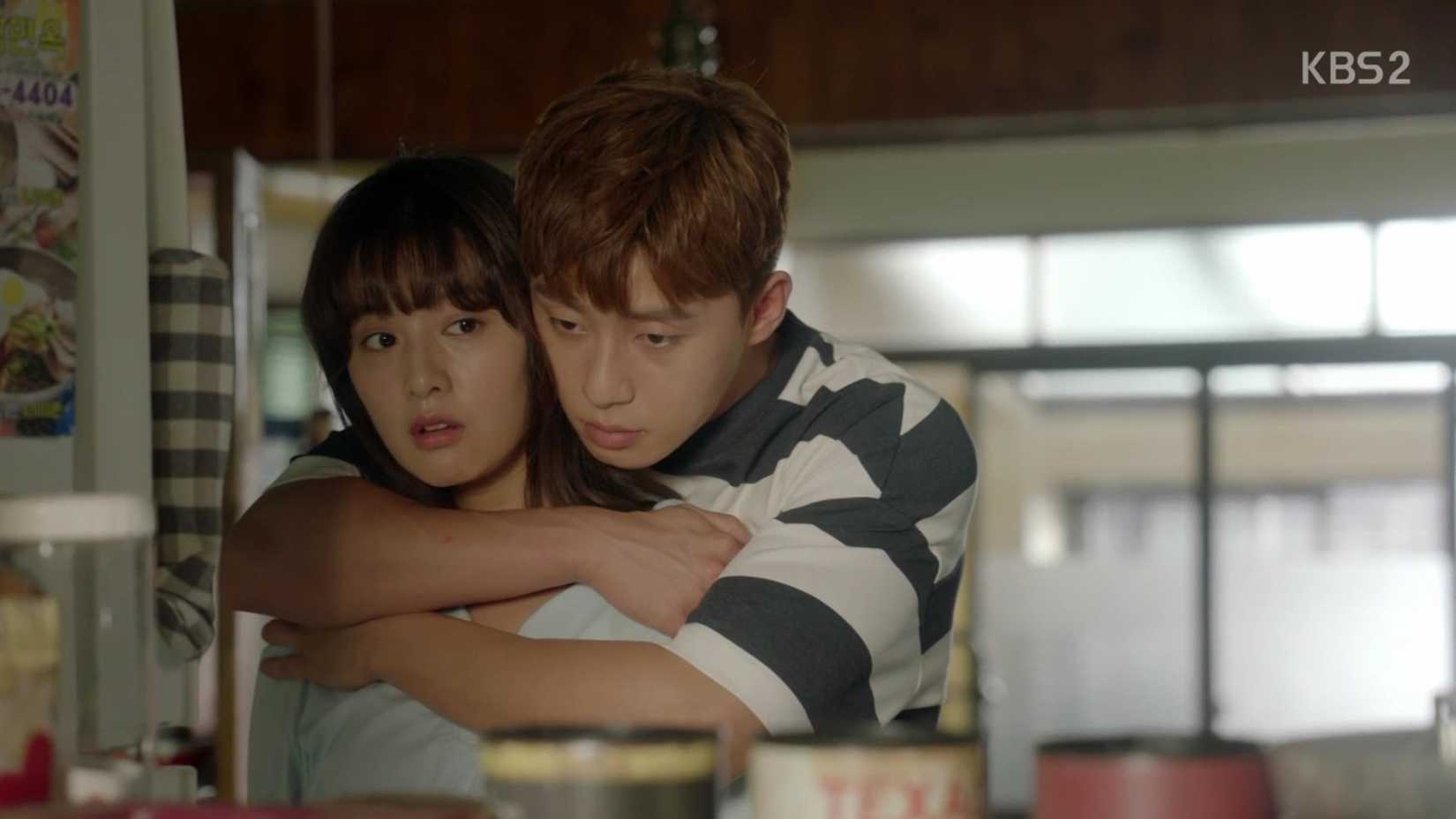 Um homem abraça uma mulher por trás em Fight for My Way.