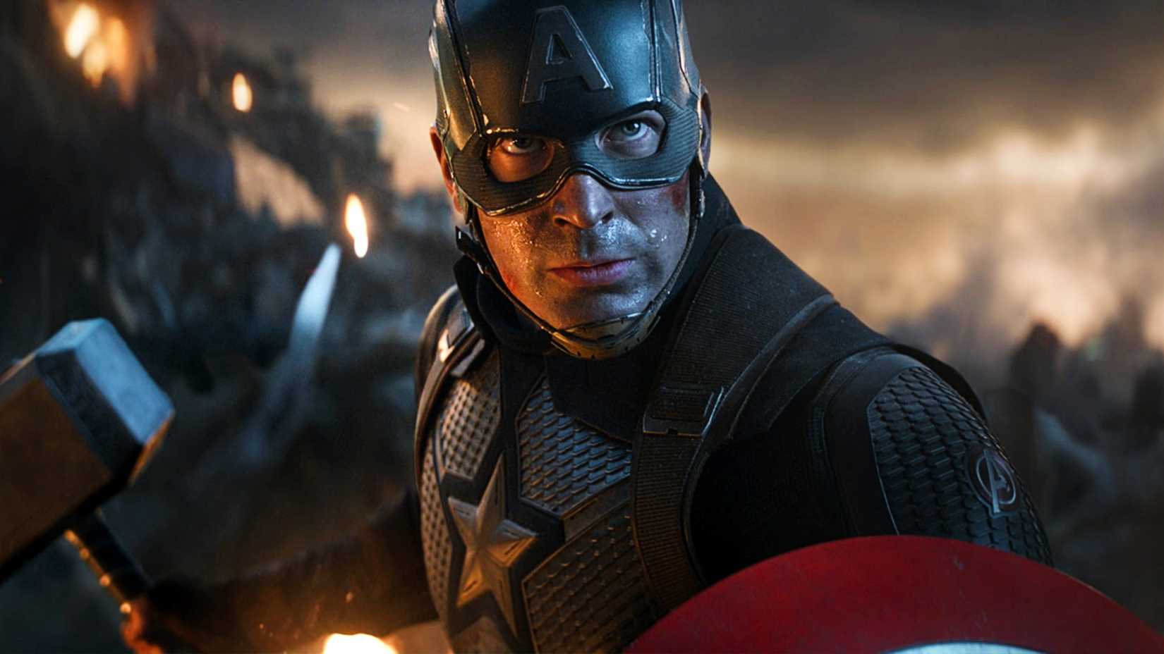 Chris Evans como Capitão América em Vingadores: Ultimato pronto para a batalha com Mjolnir e seu escudo