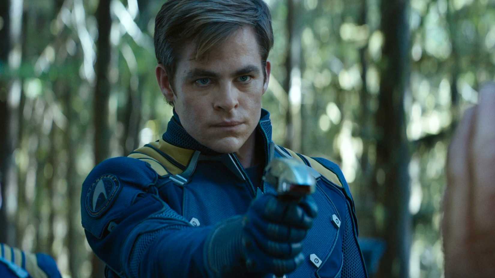 Chris Pine Capitão Kirk apontando phaser